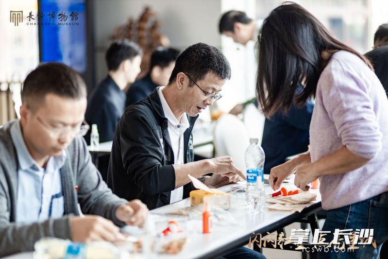 鸭子铺观众体验瓦当拓印传统技艺。