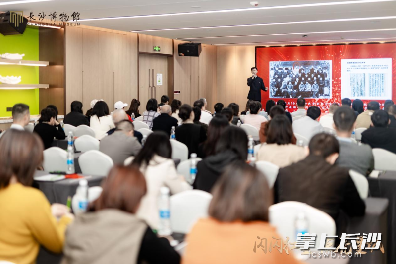 长沙流动博物馆向马栏山视频文创园的朋友介绍新民学会与周南中学的关系。