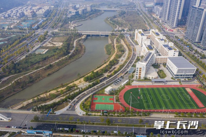 湖南师大附中梧桐实验学校南侧主校门出入道路雨月路建成通车。