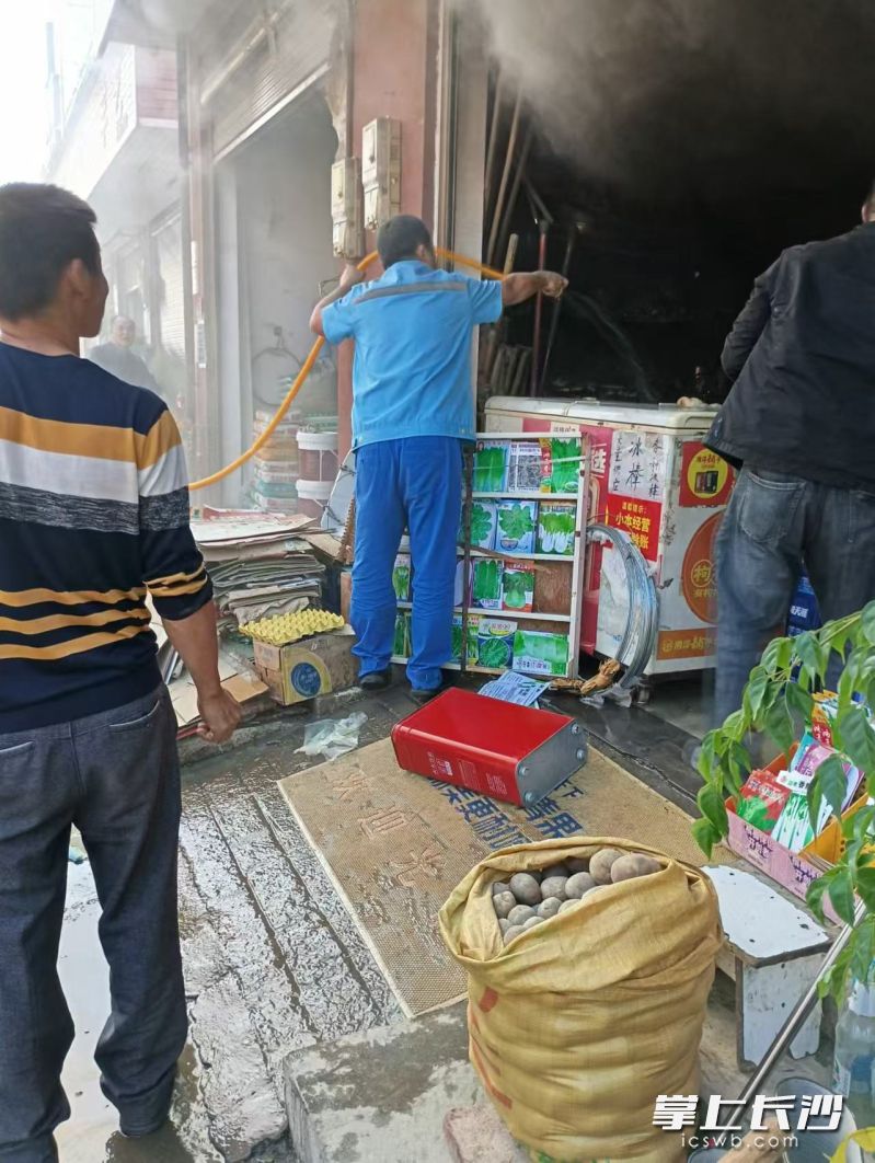 身穿蓝色工作制服的何勇冲在突发火情的第一线。长沙晚报通讯员  张莉供图