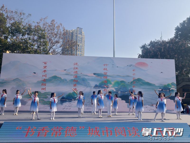 活动中，学生们进行表演。