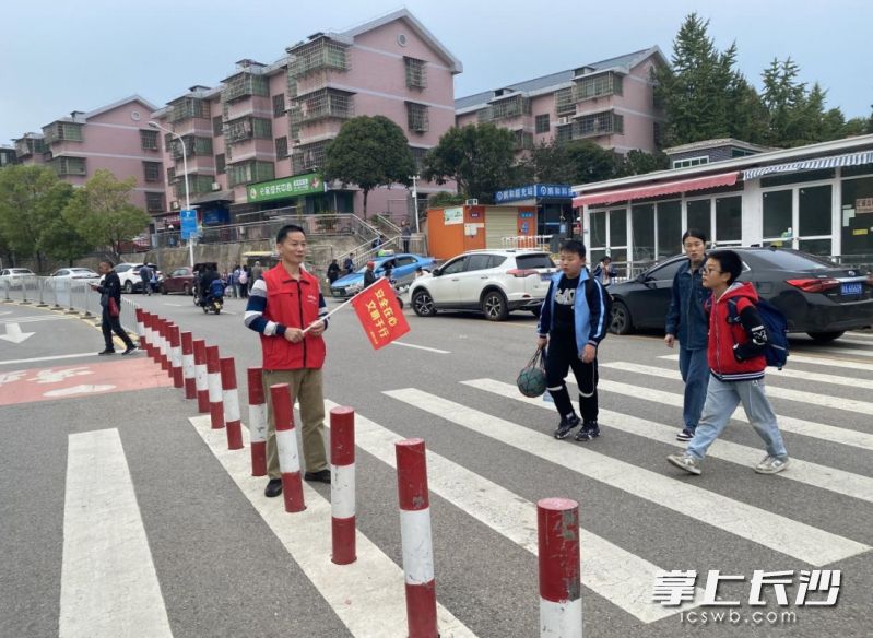 湖南“最美志愿者”“长沙好人”、天心区第三届“助人为乐”道德模范袁新华参与护学岗志愿服务。