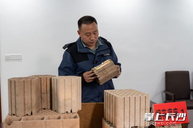 黄红波告诉记者目前自己研究出来的秸秆花炮底座已经通过相关检验。