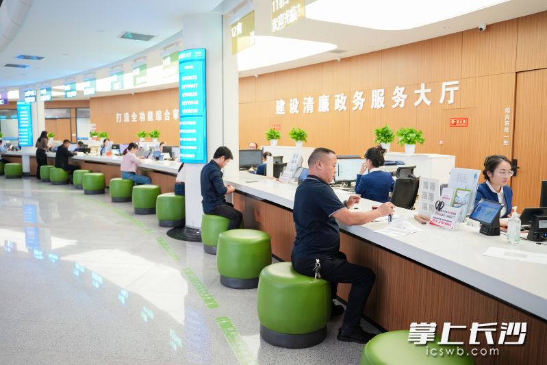 长沙经开区政务服务大厅。长沙晚报通讯员 舒展 摄