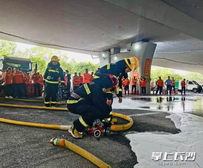 消防员现场培训环卫工使用消防栓灭火。均为长沙晚报通讯员 向薇 摄