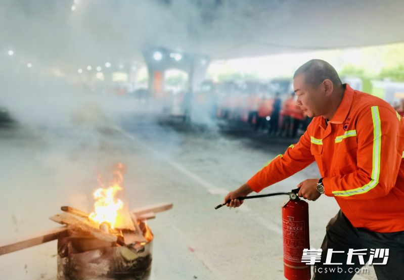 “橙衣侠”玩转灭火器随时待命应急灭火救援。