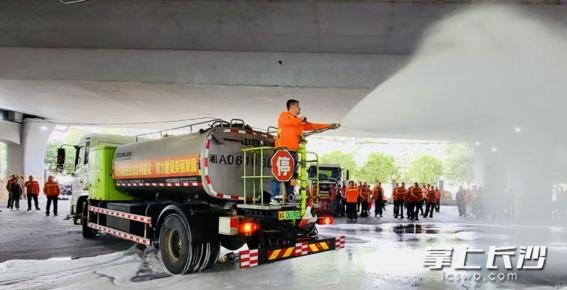 环卫洒水车变身消防救援车。