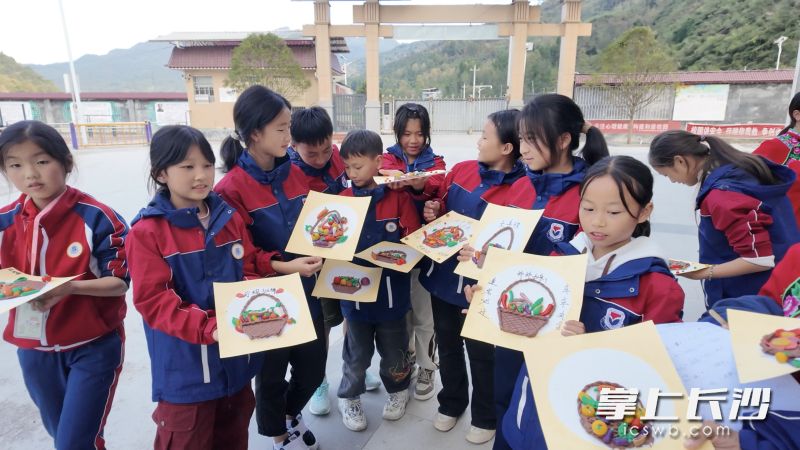 孩子们手中一个个丰收的“菜篮子”。