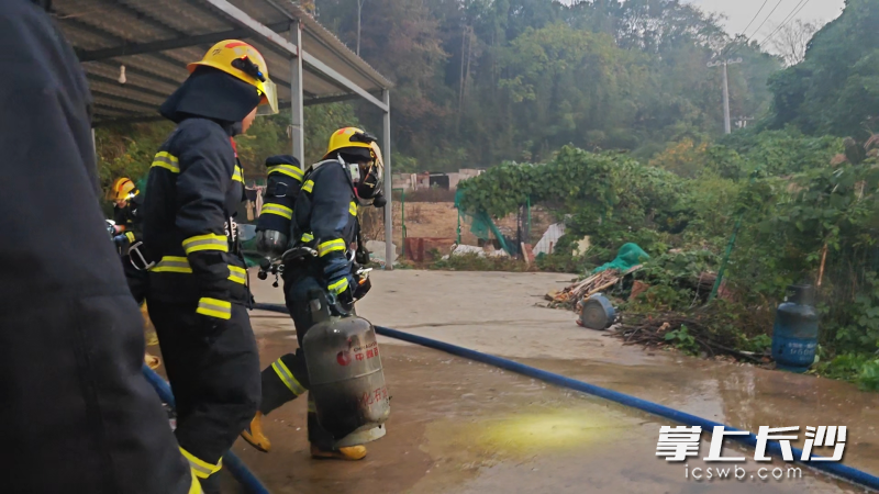 消防队员颜磊两次冲进火场拎出危险的煤气罐。均为长沙晚报通讯员 杨卓宇 摄
