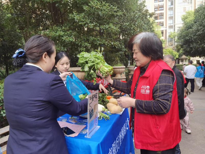 居民纷纷带着家中闲置的书籍前来交换新鲜蔬菜。长沙晚报全媒体记者颜家文 通讯员蒋芳 摄