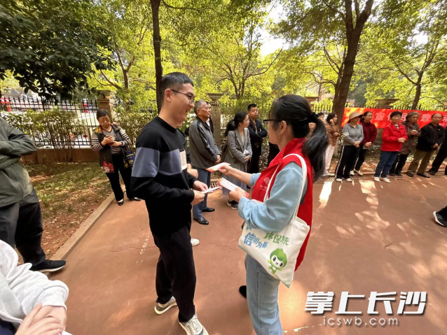 活动现场，工作人员发放多种宣传资料，让大家更全面地增强安全意识、提升安全技能。