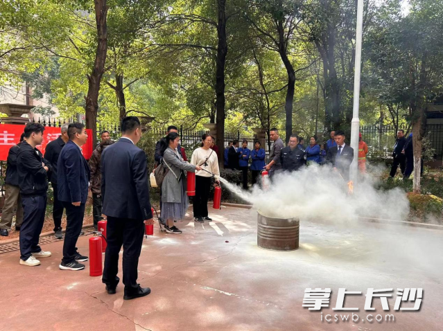 现场参与活动的人员对灭火器等设备实操演练。均为长沙晚报通讯员 王峰 文吉供图