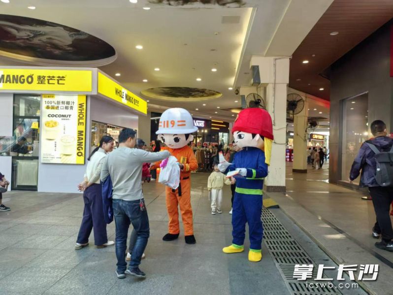 消防宣传员向市民进行消防安全宣传。均为长沙晚报通讯员 伊志杰 摄 消防宣传员向市民进行消防安全宣传。均为长沙晚报通讯员 伊志杰 摄