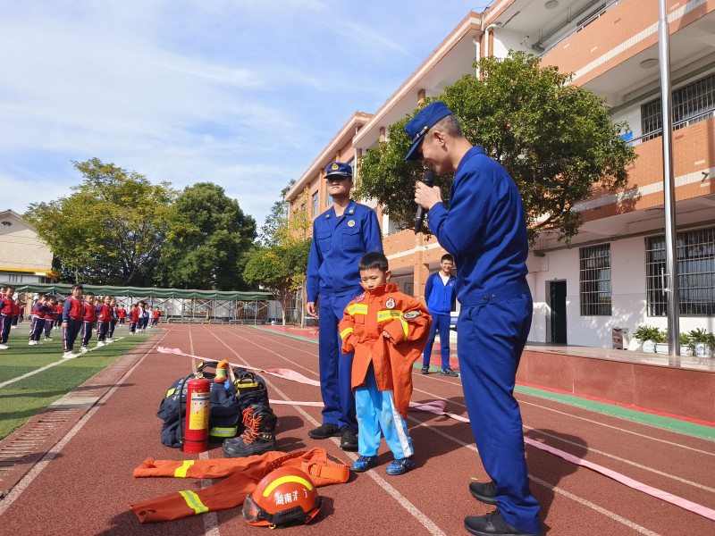 图为消防宣讲员带领学生“零距离”体验消防装备。 长沙晚报通讯员 余娜娜 供图 图为消防宣讲员带领学生“零距离”体验消防装备。 长沙晚报通讯员 余娜娜 供图