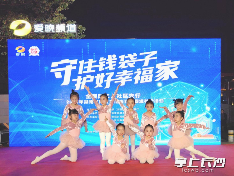 居民自编自导的节目表演，引来观众的阵阵掌声。