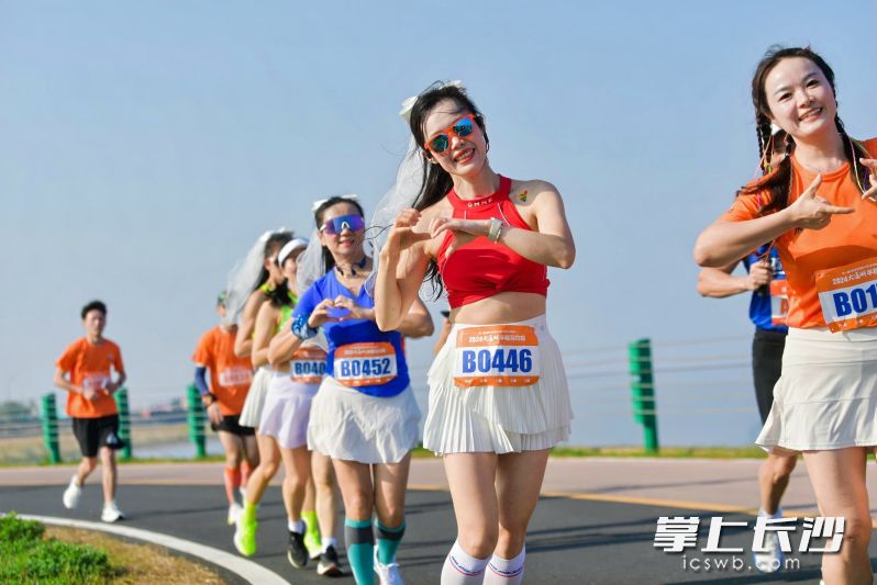 跑友玩转大通湖。