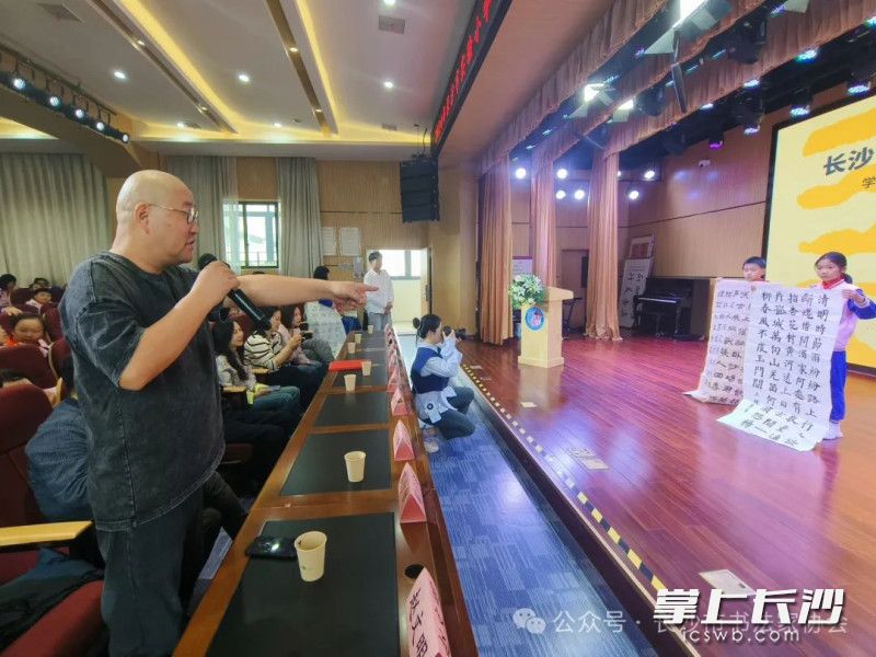 长沙书法家现场点评学生作品。