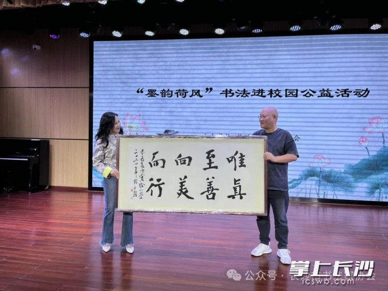 长沙书法家现场展示作品。