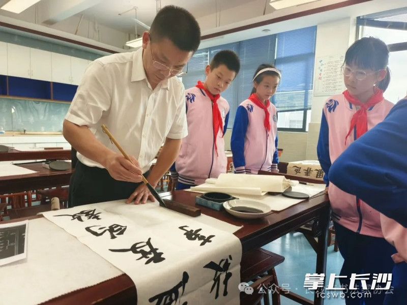 书法家现场创作。