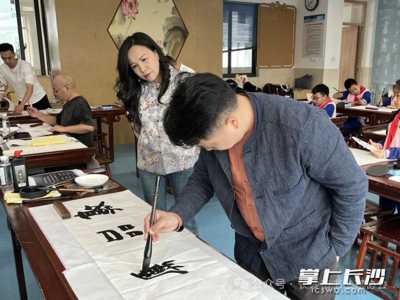 书法家现场创作。