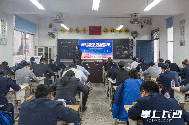 本次竞赛采取理论+实操相结合的方式开展。长沙晚报全媒体记者 周数邑 摄