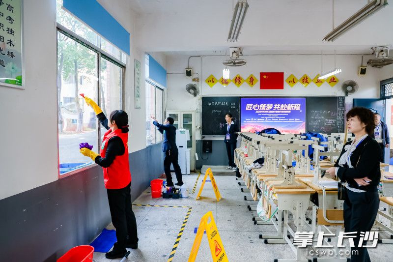 保洁员技能竞赛，玻璃清洁（单面刮）实操考核。