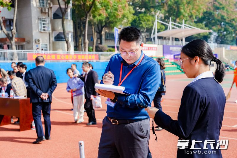 在激烈的比拼竞赛中，评委考核“严格、公平、公开”，参赛人员充分发挥综合技能，展现出物业人的工匠精神和服务素质。