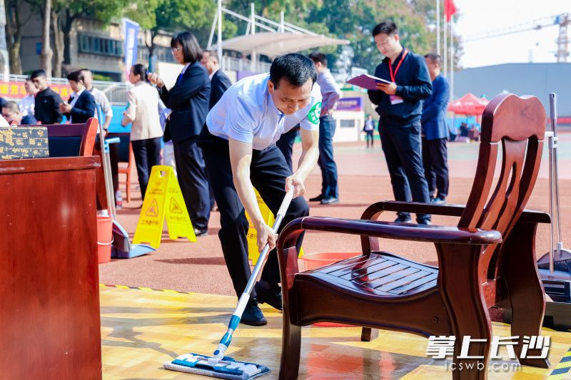 办公区清洁实操考核。 长沙市物业管理协会 供图