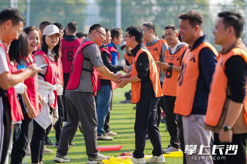 在破冰项目“姓名大作战”中，选手们相互熟悉。