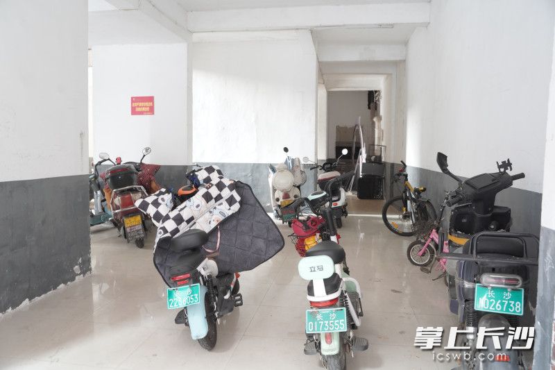 小区违规停放电动力。 均为长沙晚报全媒体记者 刘晓敏 摄