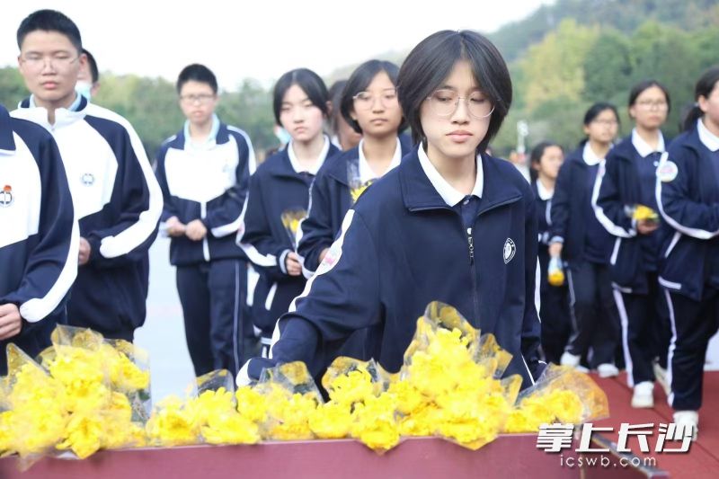 学生们给伟人塑像献花。 长沙市第六中学供图