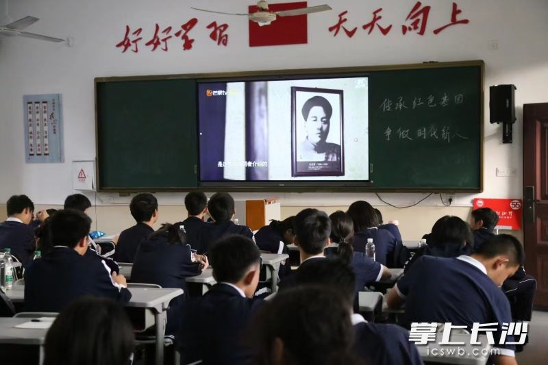 在思政课堂和主题班会上，同学们认真记录，踊跃发言。
