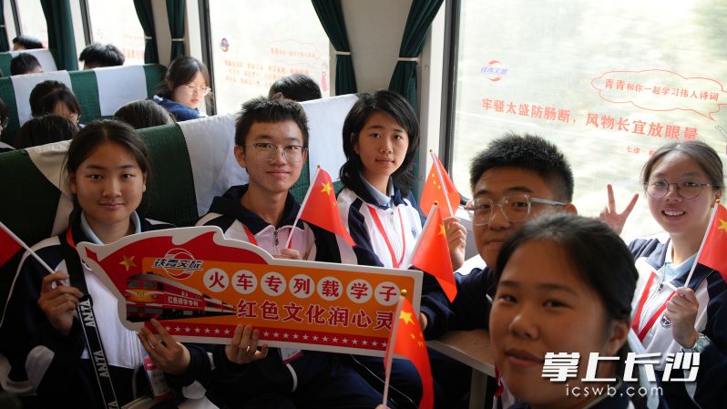 今日，来自长沙市第一中学和长沙市第六中学两所学校的2000学生开启了“我的韶山行”红色研学。 长沙晚报通讯员 赵坤兰 摄