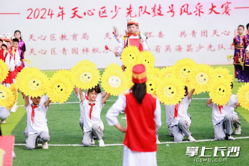红领巾与祖国共成长。