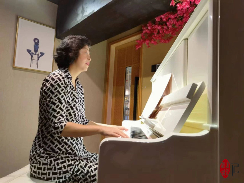 黄大妈很建议老年人学琴，“钢琴没有我们想得那么难，而且学会了好处很多”。受访者供图