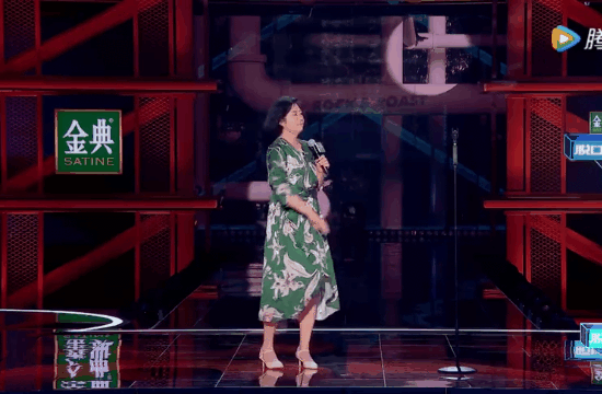 黄大妈模仿大家眼中的“大妈”，拍照喜欢扶着花。图源《脱口秀大会》