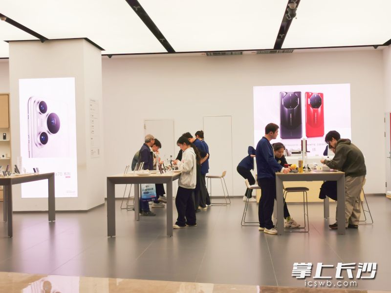 “双11”吸引了不少消费者选购数码产品，其中不乏年轻人。均为长沙晚报全媒体记者 陈星源 摄