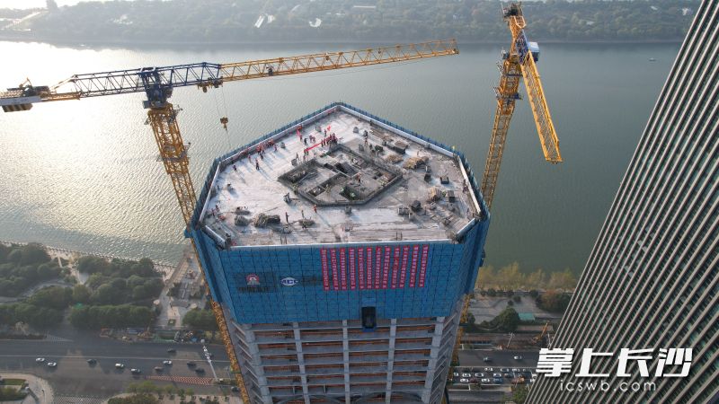 长沙五矿广场项目迎来封顶重大节点。