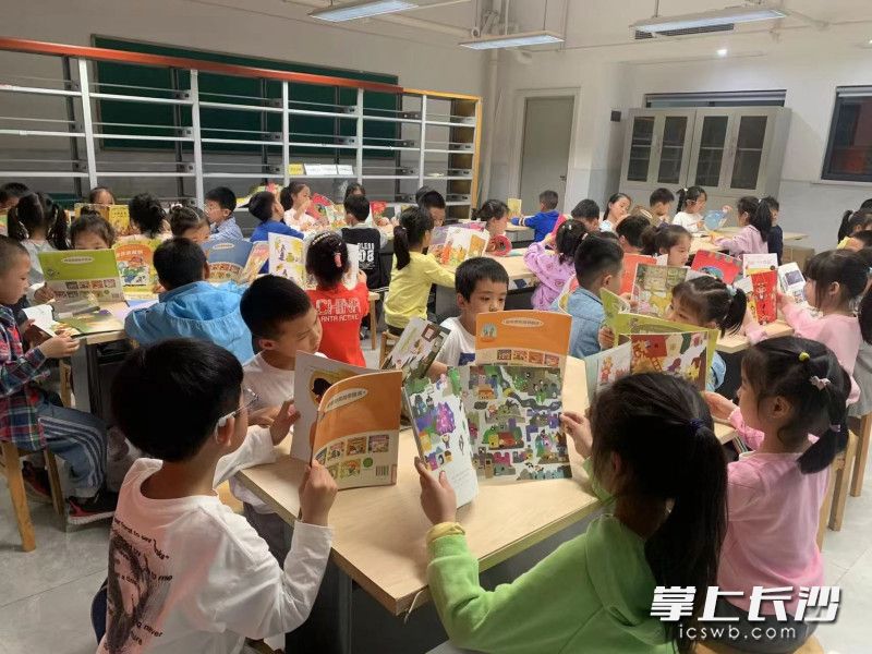 同学们在学校阅览室博览群书。  均为长沙晚报通讯员杨茜、魏雪乔摄