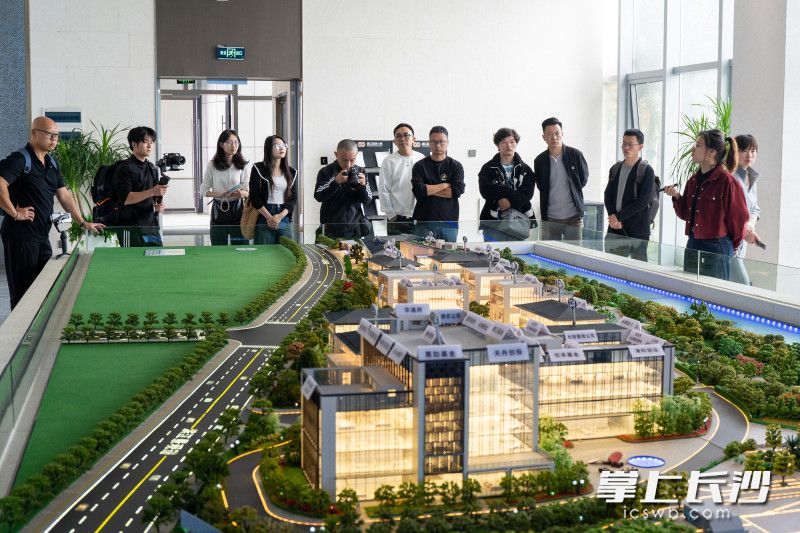 众多创作者积极参与，各路创作达人汇聚仔细聆听湖南金融中心的各项规划讲解。全媒体记者 冯启阳 摄