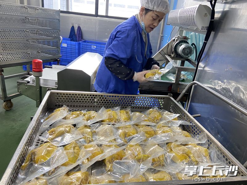 宁乡经开区是中国食品工业示范园区，图为位于园区的彭记坊生产场景。均为长沙晚报全媒体记者 周斌 摄