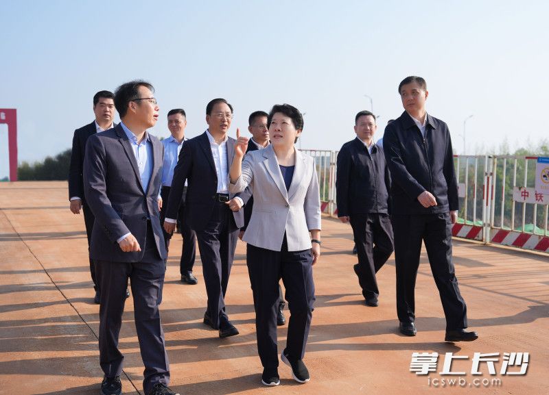 11月13日，省委常委、长沙市委书记吴桂英，副省长、市长周海兵调研湖南湘江新区，来到湘江新区九华兴隆湖片区科创中心项目现场。