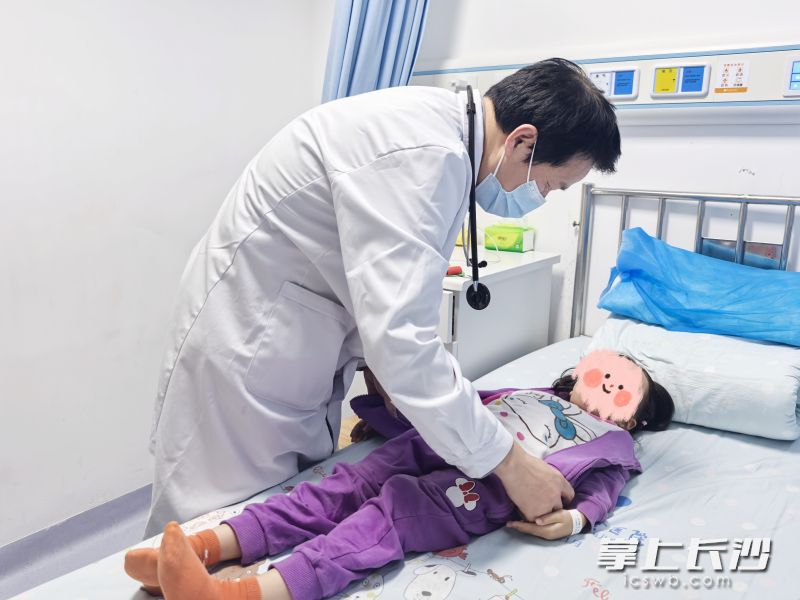 湖南省儿童医院肝病内分泌科主任医师欧阳文献为美美检查。 医院供图