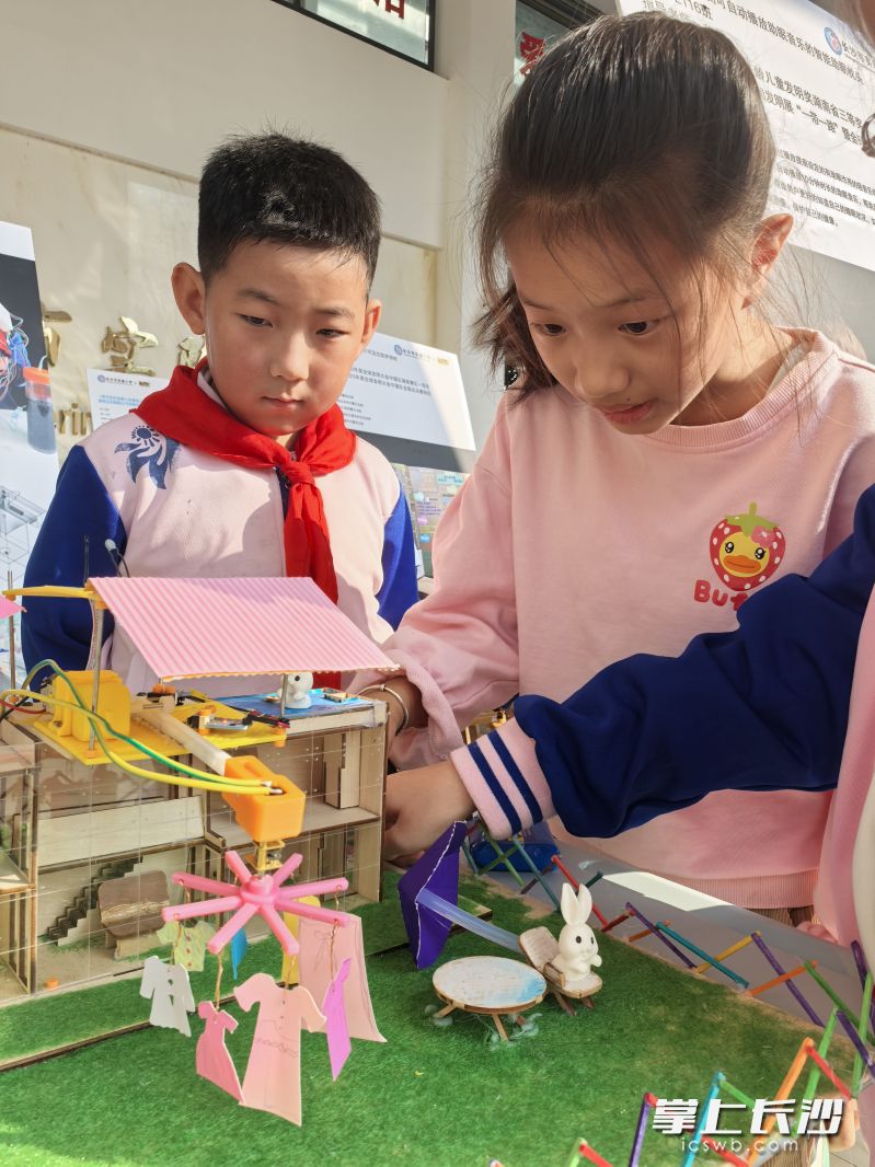 小小发明家的科创作品引起了同学们的关注。 均为长沙晚报通讯员袁莎供图 小小发明家的科创作品引起了同学们的关注。 均为长沙晚报通讯员袁莎供图