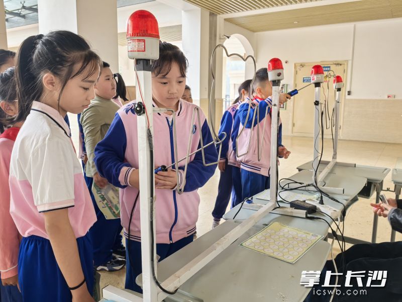 同学们纷纷参加科普体验大闯关活动。 同学们纷纷参加科普体验大闯关活动。