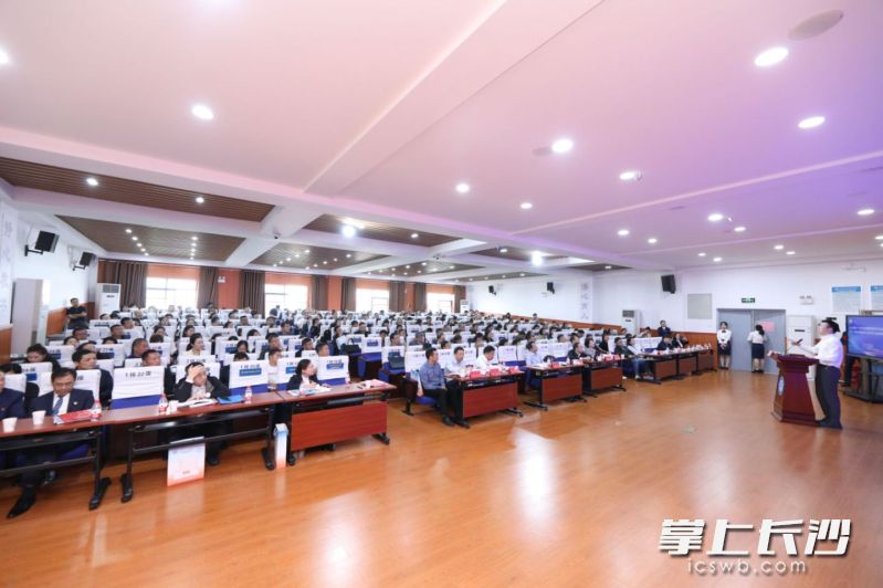 今日，由长沙市教育局主办的教育部义务教育教学改革实验区工作推进会暨落实《湖南省规范中小学办学行为20条规定》布置会在长郡雨花外国语洪塘学校举行。长沙晚报通讯员  郭亚权 摄