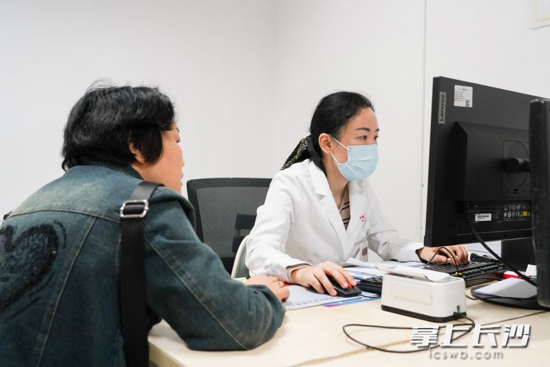 11月11日至11月15日，中南大学湘雅医院全病程管理中心联合内分泌科专家推出“全病程管理•科学控糖”公益门诊。  长沙晚报通讯员 曹璇绚 摄