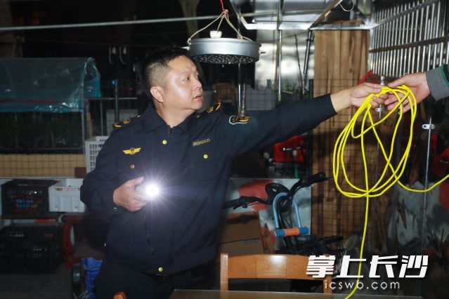 行动小组重点检查楼道过道违规停放、飞线充电等情况。