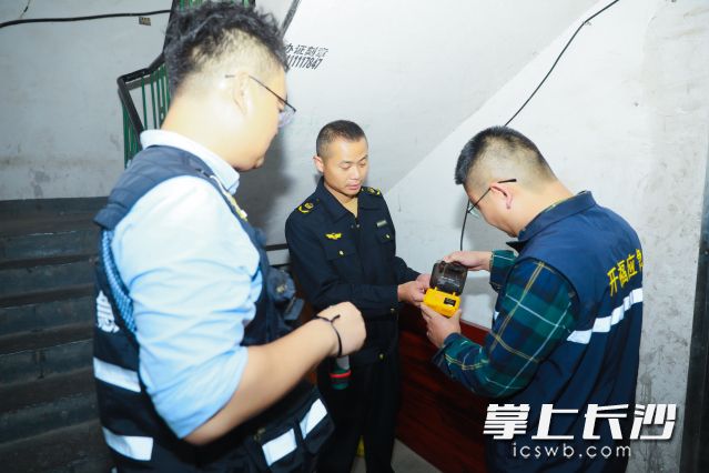 此次夜查共剪断充电飞线12根，制止飞线充电行为56起。