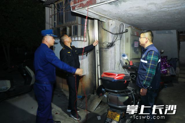 开福区捞刀河街道采取“白+黑”模式开展“两电”安全隐患全链条整治联合行动。均为长沙晚报通讯员张钦龙供图